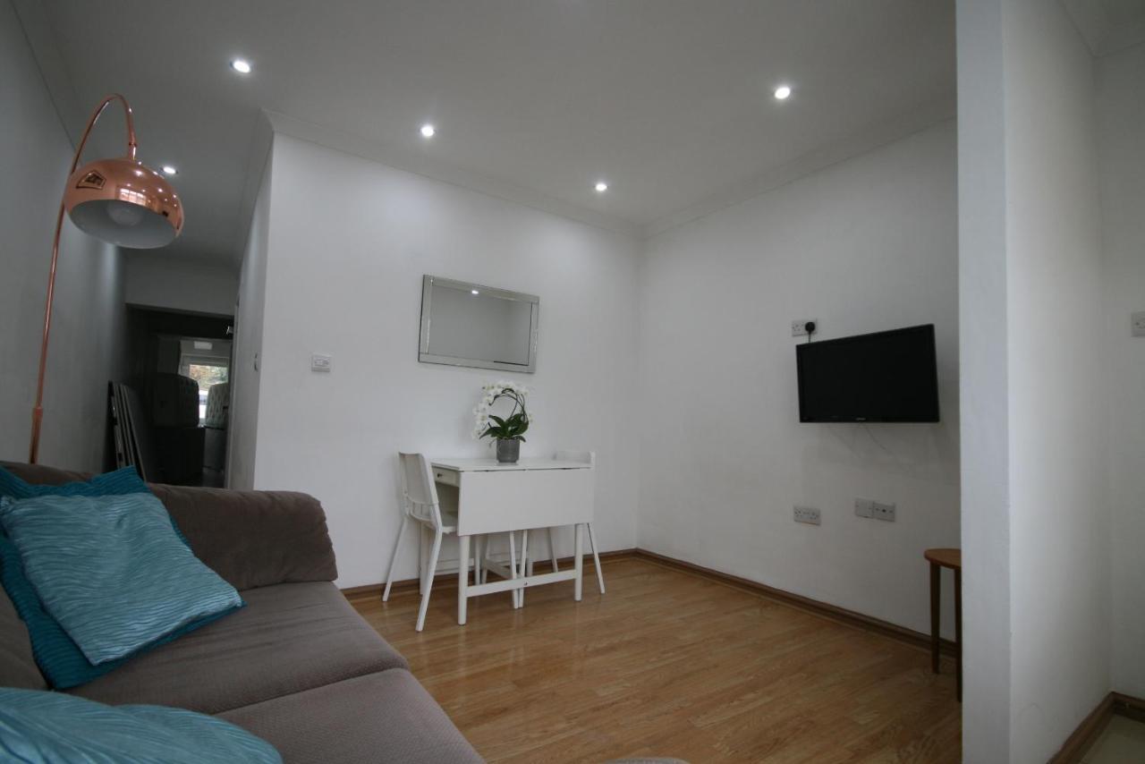 Molesey Near Hampton Court, Viking Short Stays West Molesey ภายนอก รูปภาพ