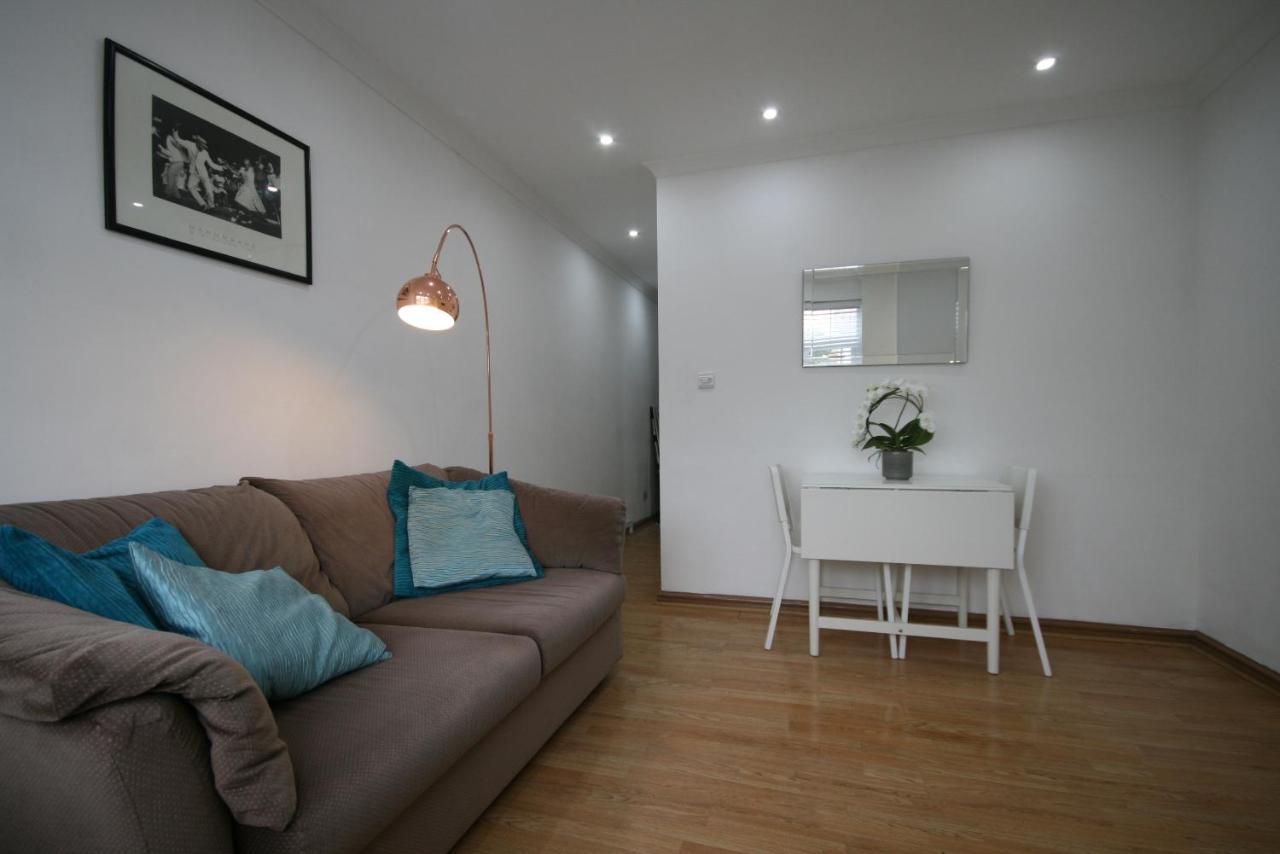 Molesey Near Hampton Court, Viking Short Stays West Molesey ภายนอก รูปภาพ