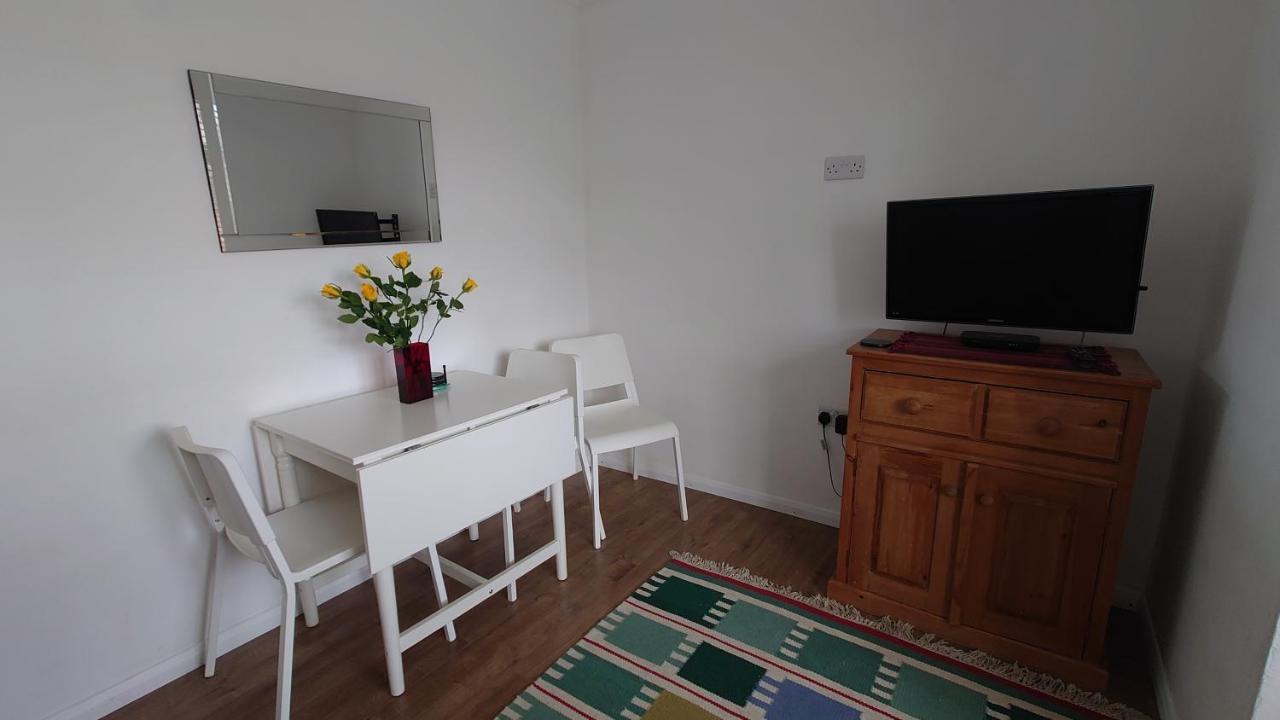 Molesey Near Hampton Court, Viking Short Stays West Molesey ภายนอก รูปภาพ